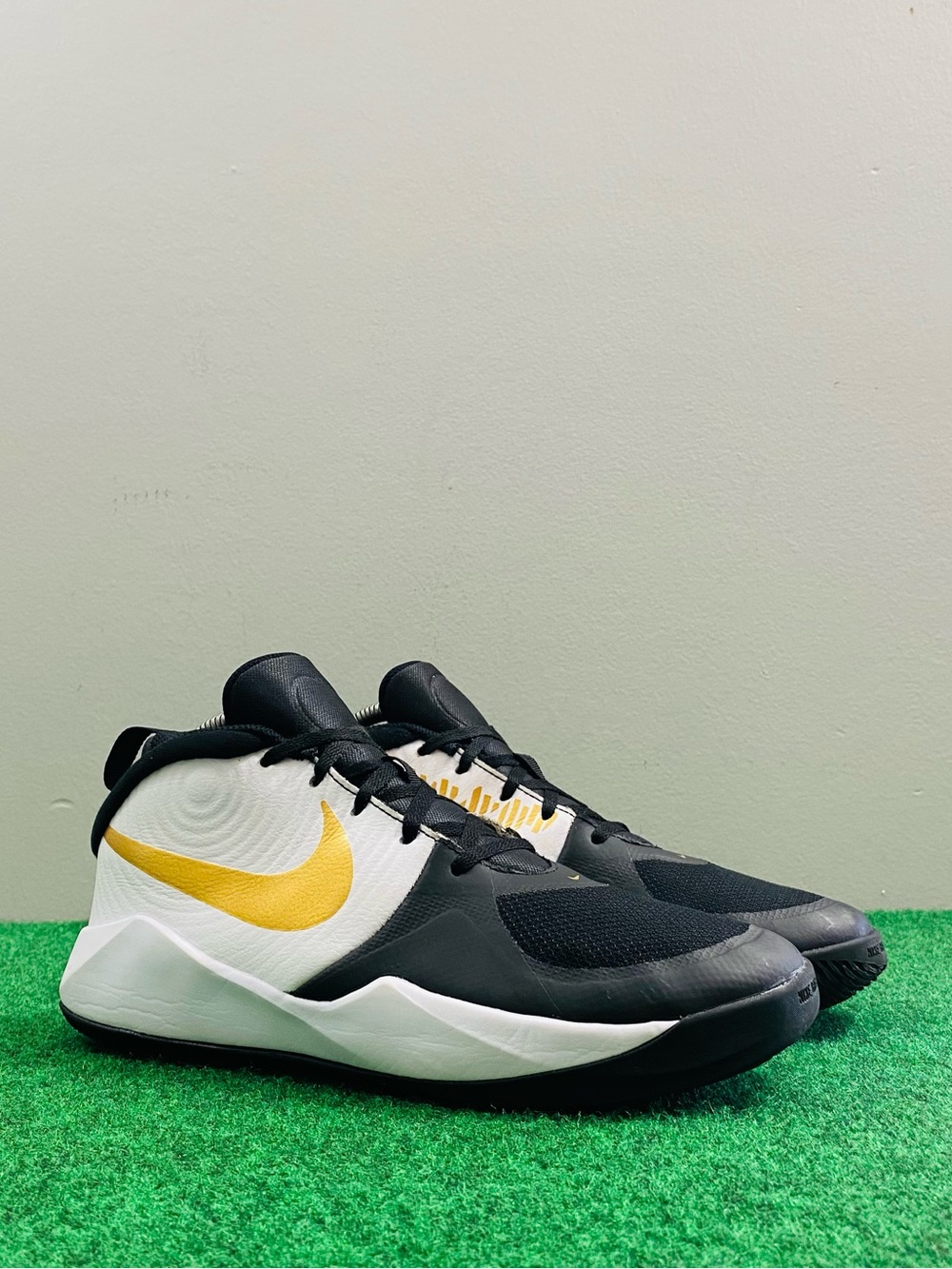 Nike Team Hustle Men's Boys' Basketball Shoes AQ4224-004 Black/White Size 7Y